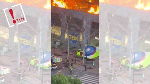 Un bombero salta a un colchón de rescate el en incendio de València