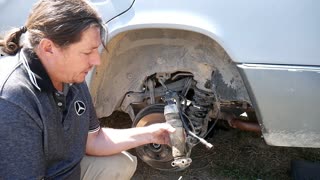 Mercedes Benz W124 - How to change / replace the rear hydraulic suspension shocks, DIY tutorial