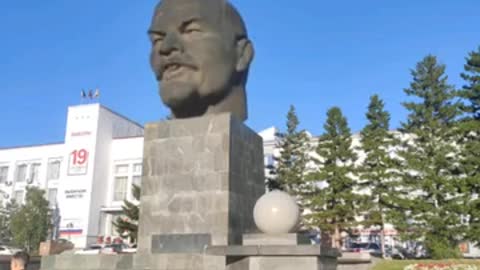 Lenin sings "I feel good"