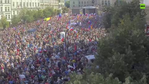 Quasi 70.000 persone protestano a Praga contro il loro governo, l'UE e la NATO. I manifestanti hanno espresso la loro opposizione all'Unione Europea e alla NATO in un contesto di prezzi elevati dell'energia e dell'inflazione.