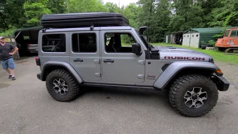 Trustmade rooftop camper installed on the 2020 Rubicon, mini helped!