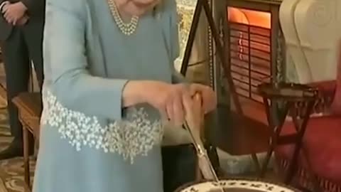 How to cut a cake like a queen