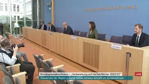 Bundespressekonferenz, sogenannte "Expertin" spricht