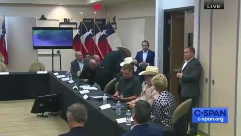 Il presidente Trump arriva alla conferenza stampa con il governatore del Texas Greg Abbott.