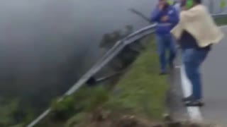 Camión cayó a un abismo en la vía entre Bucaramanga y Cúcuta