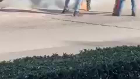 VIDEO ATROCE DI UN DOCENTE SOSPESO CHE SI DÀ FUOCO