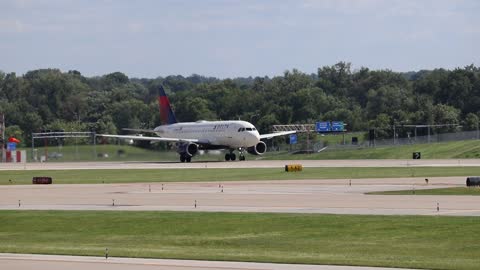 Delta Airlines Flight 2970 departing St Louis Lambert Intl - STL