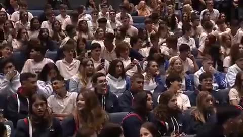 Argentina | Un chico se desmaya en medio del discurso de Javier Milei