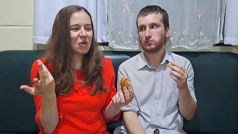 American Couple Tries Japanese Cheese Cake from Philippines Open Market