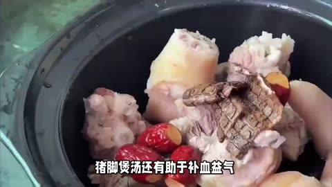 What are the benefits of making pig's feet soup?