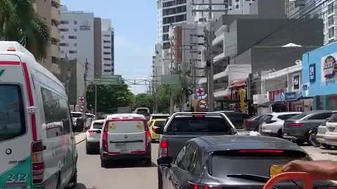 Monumental trancón en Bocagrande