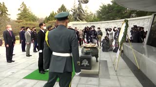 U.S. Defense Secretary visits Seoul's national cemetery