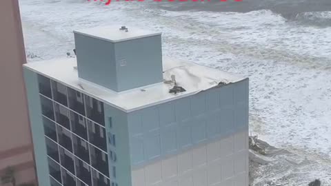 Roof falls off building in myrtle besch SC。