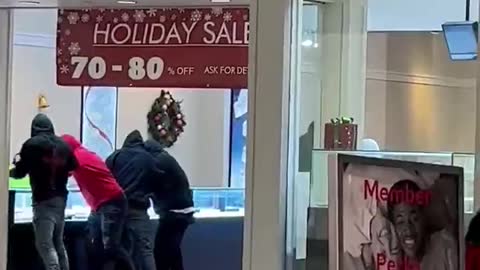 Mall in Hayward CA 30-40 teens smash and grab at Sams Jewelers