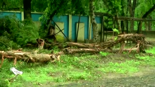 India cyclone displaces a million, levels homes