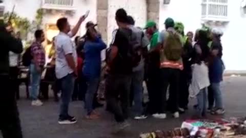 Disturbios durante operativo de espacio público en la plaza Santo Domingo.