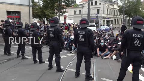 Germany: Opposing rallies face off as Merkel speaks at German Unity Day event in Halle - 03.10.2021