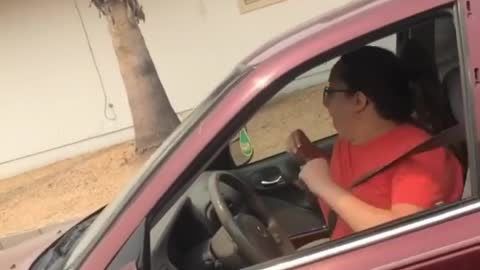 Woman hilariously caught dancing in her car