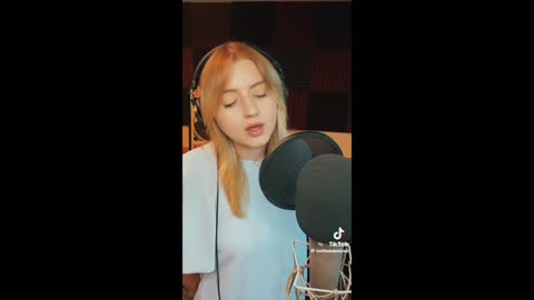 Tori Holub (Tiktok) : Olivia-Newton John - Hopelessly Devoted To You