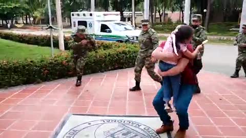 Video: Conmovedor reencuentro de soldado con su familia tras haber sido liberado por el ELN.