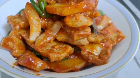 Stir-fried pork with red pepper paste.