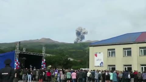 🌋📍🇷🇺 Kuril Islands Local children witness eruption of Ebeko volcano