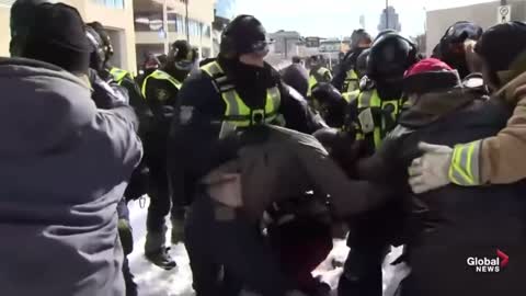 ⚡⚡Breaking: Police in Ottawa attack brutalize a unarmed protester