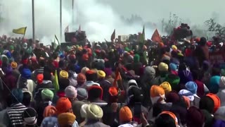 Tear gas engulfs India farmers protest