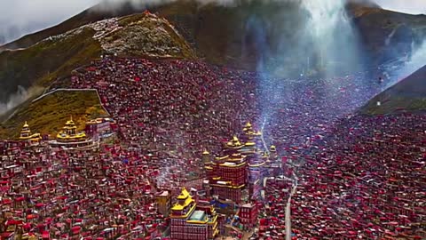 The largest Tibetan Buddhist Institute in the world! #Scenery #Tourism #shorts