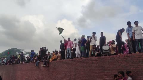 Bangladeshi Protesters Tear Down Statue of Hasina’s Father Amid Political Unrest