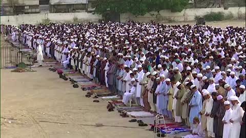 Pakistanis attend Eid prayers, COVID cases rises