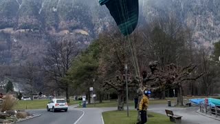 Paraglider Successfully Tries New Launching Technique