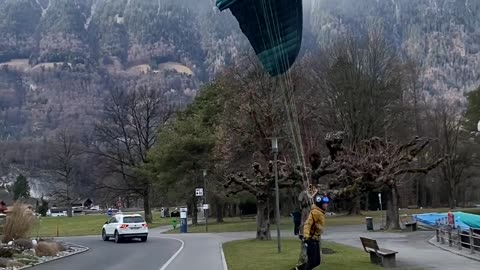 Paraglider Successfully Tries New Launching Technique