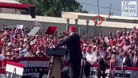 🇺🇲 The Trump shooter is freely running on the roof
