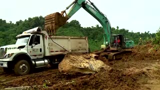 Colombia's leader tours deadly mudslide zone