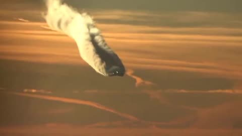 Spectacular video showing Boeing 787 Dreamliner leaving behind huge chemtrail!