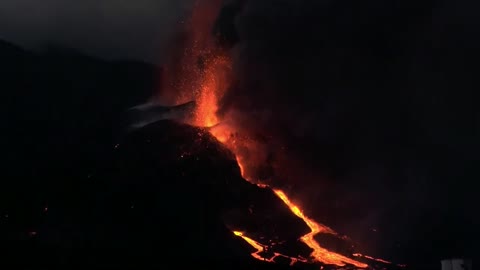 El volcán en La Palma mantiene su fuerte actividad y sismicidad