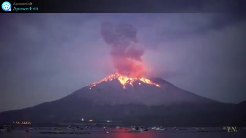 Eruption vulcânic..Explosive eruption of Sakurajima Volcano filmed hd