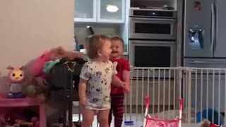 Hilarious twin babies scream together in perfect harmony