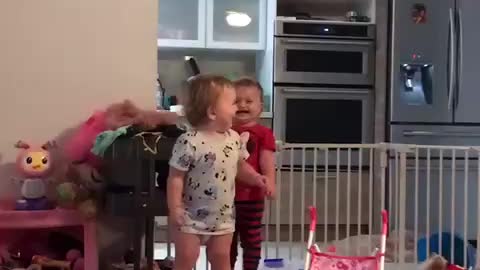 Hilarious twin babies scream together in perfect harmony