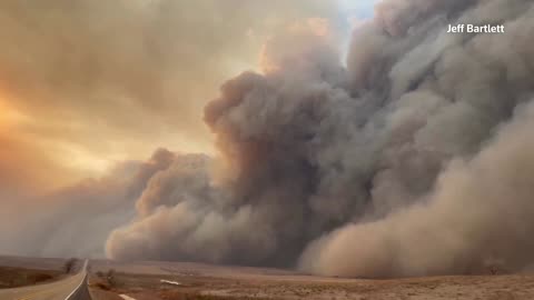 Billowing smoke engulfs Texas as wildfires intensify