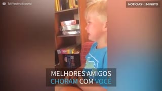 Cão chora com menino e depois tenta alegrá-lo