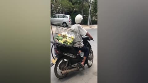 The world's most 'muddy' type of salesman sells mangoes