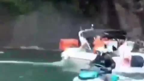 Big accident in Brazil, several tons of heavy piece of rock fell on the boat, 7 people died,*