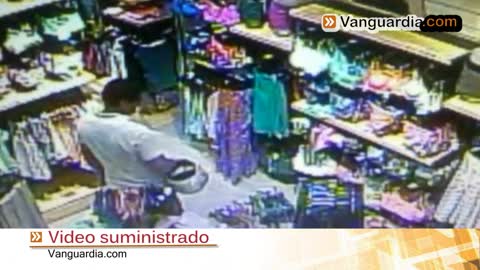 Videos registran robos de celulares en locales comerciales de Bucaramanga