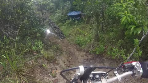 Crf 230 subindo o morro do desafio na trilha de moto