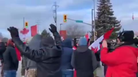 Protesters at ambassador bridge break out into the Canadian national anthem as the police arrest