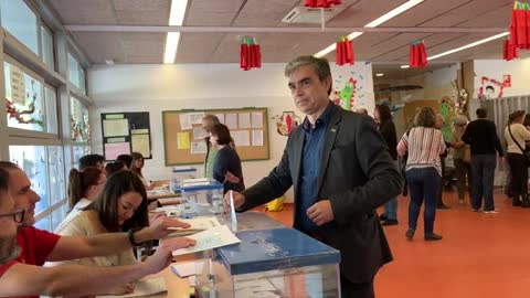 Pachón vota con optimismo y cree que VOX irrumpirá en el Ayuntamiento de Tarrasa (2)