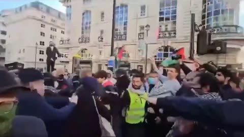 London British patriots educate Hamas supporters.