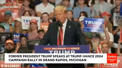 WATCH: Donald Trump Invites Audience Member Up Onto Stage During Campaign Event| U.S. NEWS ✅